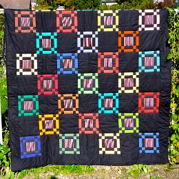 Diese Decke mit den leuchtenden Farben eignet  sich als Tagesdecke, Sofadecke oder einfach zum Hineinkuscheln. Aus Baumwollstoffen mit Liebe und Sorgfalt ge- näht, mit  flauschigem Polyestervlies gefüttert.  Maße: 205x163cm Preis: € 480.- 