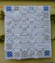 Restblau - Decke mit zarten Blautönen und  unterschiedlichen Mustern Gut geeignet als Kniedecke.  Maße:155x135cm Preis: € 340.- 