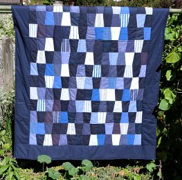 Tiefsee - diese Decke aus vielen verschiedenen Blautönen kann gut als Kniedecke genutzt werden.  Maße: 156x132cm Preis: € 280.- 