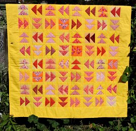 Flying Geese  - diese Decke mit kräftigen Rottönen vor strahlendem Gelb macht gute Laune! Als Tagesdecke, Sofadecke oder große Krabbeldecke. Wie alle meine Decken aus Baumwollstoffen genäht und mit weichem Polyestervlies gefüttert.  Maße: 200x142cm Preis: € 340.- 