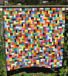 Farbübung - hier wurden alle Farben verarbeitet und so entstand eine lustig bunte Decke, als  Wandbehang ebenso geeignet wie als Kniedecke.  Maße: 121x121cm Preis: € 160.- 