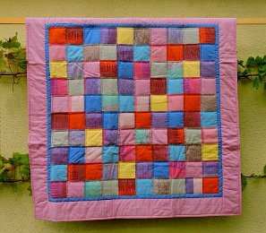 Gisela - handgewebte Stoffe meiner Freundin Gisela wurden hier mit farblich passenden Baum-wollstoffen zusammengenäht.   Maße: 128x128cm Preis: € 180.- 
