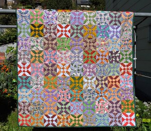 Tante Luise entstand aus einem aufwendigeren Muster. Bei diesen beiden Decken lässt sich gut die unterschiedliche Wirkung der Farben erkennen.  Maße: 127x117cm Preis: € 320.- 