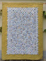 Am Strand - sind es Sonnenschirme aus der Vogelperspektive oder Muscheln am Strand? Hunderte von handgenähten Rosetten wurden  per Hand aufgenäht. Geeignet als Tagesdecke oder Wandbehang.  Maße: 205x192cm Preis: € 960.- 