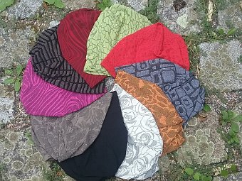 Eine wandelbare Kopfbedeckung, von der Mütze zum Stirnband oder Schal oder Mundschutz. Die spiralförmige Ausarbeitung des Hinterkopfes gibt außerdem noch die Möglichkeit bei langen Haaren die Mütze mit Pferdeschwanz zu tragen. Diese wandelbare Mütze können Sie in angesagten Mode Farben bei mir bestellen: bordeaux, schlamm, schwarz, ecru, kiwi, anthrazit, fuchsia, orange, schwarz mit taupe und rot. Material: 30 % Bambus, 30 % Viskose, 32 % Baumwolle, 8 % Elastan. Ich empfehle 30 Grad Handwäsche. 49,- Euro zzgl. 2,50 Euro Versand Eine wandelbare Kopfbedeckung, von der Mütze zum Stirnband oder Schal oder Mundschutz. Die spiralförmige Ausarbeitung des Hinterkopfes gibt außerdem noch die Möglichkeit bei langen Haaren die Mütze mit Pferdeschwanz zu tragen. Diese wandelbare Mütze können Sie in angesagten Mode Farben bei mir bestellen: bordeaux, schlamm, schwarz, ecru, kiwi, anthrazit, fuchsia, orange, schwarz mit taupe und rot. Material: 30 % Bambus, 30 % Viskose, 32 % Baumwolle, 8 % Elastan. Ich empfehle 30 Grad Handwäsche. 49,- Euro zzgl. 2,50 Euro Versand