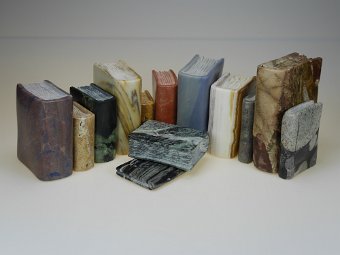 Herzlich Willkommen in der Steinbuchwerkstatt - die folgenden Seiten geben Ihnen einen Einblick in meine Arbeit am Stein. Sie können Bücher aus den unterschiedlichsten Steinsorten in verschiedenen Größen sehen. Einzeln in Handarbeit angefertigt und in der Form an alte Folianten erinnernd, sind sie ein Blickfang auf jedem Schreibtisch oder im Garten. Besonders die Farbe und die Maserung der verschiedenen Natursteine, aus denen sie gearbeitet sind, machen den Reiz der Bücher aus – jedes ein Einzelstück! Auf meiner Homepage www.steinbuchwerkstatt.de zeige ich Ihnen die Entstehung eines Steinbuches vom Rohling zum fertigen Werkstück. Viel Spaß beim Stöbern wünscht Sebastian Schmidt