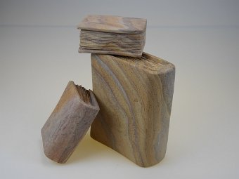 Sandstein ist ein klassisches Sedimentgestein mit einem hohen Anteil an Sandkörnern, die aus verschiedenen Mineralien, meist jedoch aus Quarz bestehen. Der von mir verwendete `Rainbow´aus Indien ist ein sehr bunter Stein mit marmorierten Farbverläufen in lila und gelb