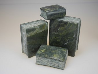 Die hier gezeigten Bücher sind aus Dorfergrün. Dorfergrün ist ein Chloriedgneiß mit gelblichen Adern aus Epidot. Er kommt von den Hohentauern in Österreich.