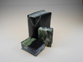 Tauerngrün ist ein Serpentinit aus den Hohen Tauern (Österreich), ein Umwandlungsgestein, das sich unter hohem Druck und Temperatur bildet