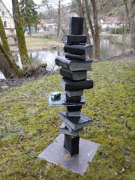 Meine Steinbücher kosten zwischen 25 € (Format 9 x 7 x 4 cm) und 130 € (Format 20 x 15 x 8,5 cm), je nach verwendeter Steinsorte. Sondergrößen und Zusammenstellungen z.B. als Bücherturm sind auf Anfrage möglich www.steinbuchwerkstatt.de