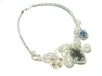 Fein gedrahtetes Collier verziert mit Swarovski ® Kristallen / 119 €