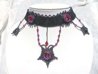 Ausgefallenes Halsband in Sternoptik verziert mit Swarovski ® Kristallen / 925er / 249 €