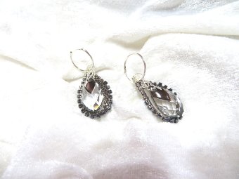 Tropfenohrringe in Peyote verziert mit Swarovski ® Kristallen / 925er / 49 €