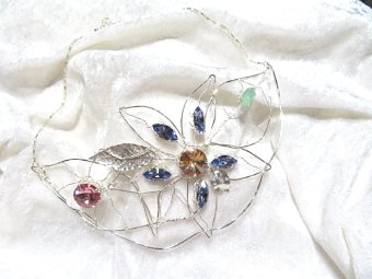 Filigran gedrahtetes Collier verziert mit Swarovski ® Kristallen / 925er / 199 €