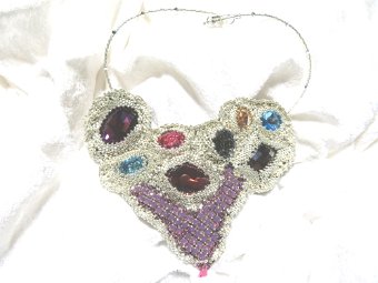 Auffälliges Einzelstück in Peyote und Embroidery / 925er / 359 €