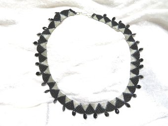 Elegantes Zacken-Collier mit Spinell-Tropfen / 925er / 119 €