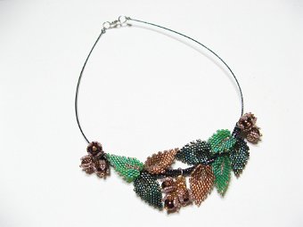 Süßes Hasel-Collier in Herbsttönen / 69 €