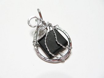 Gedrahteter Anhänger mit mattem Onyx / 17 €